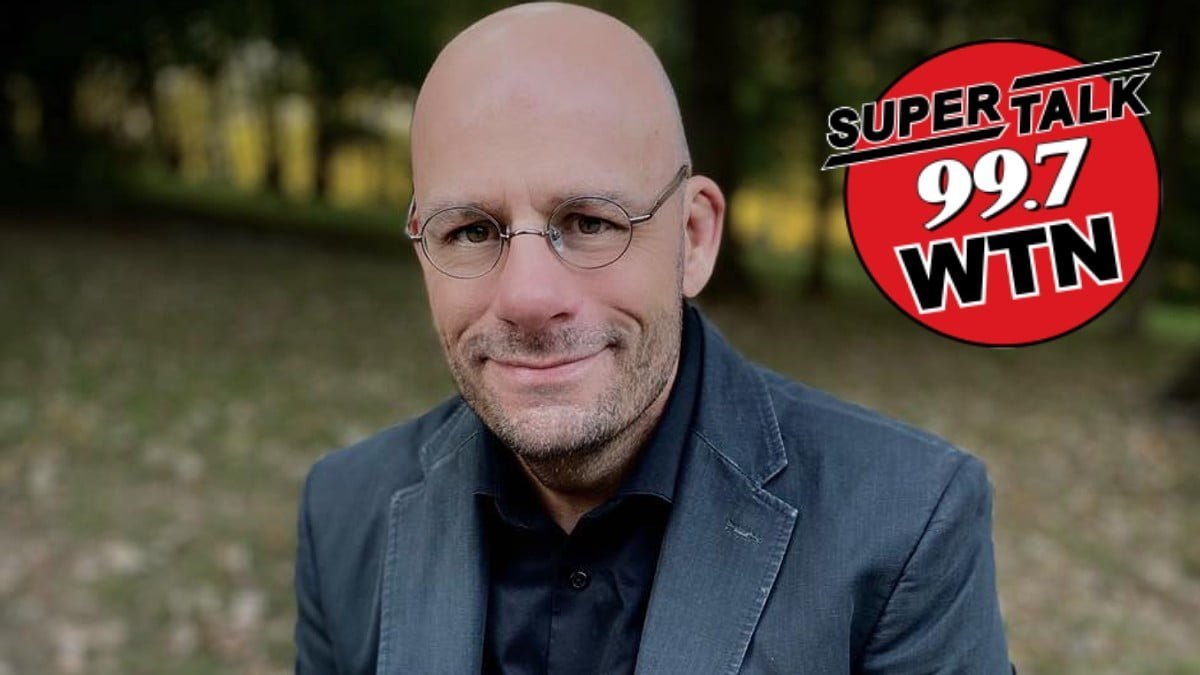 A photo of Dan Mandis and the SuperTalk 99.7 WTN logo