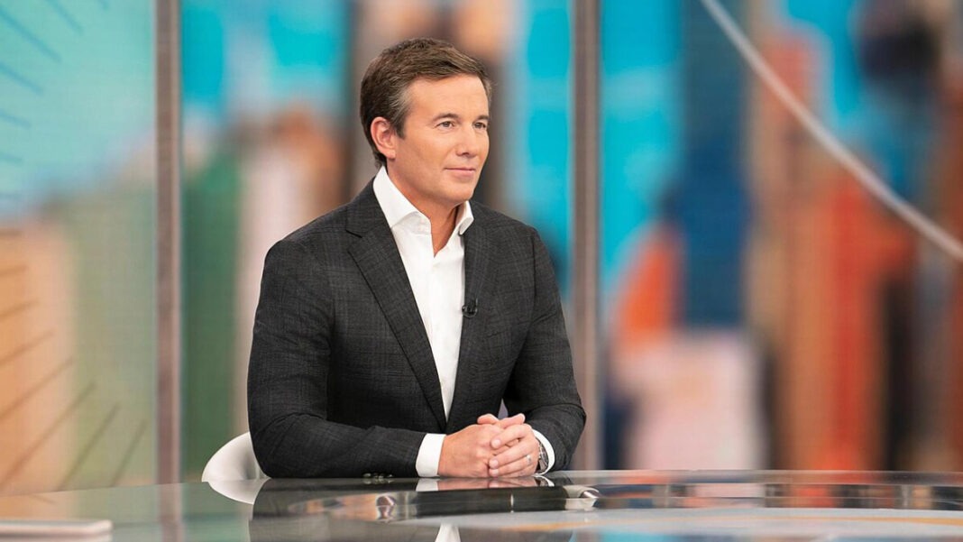 A photo of CBS News anchor Jeff Glor